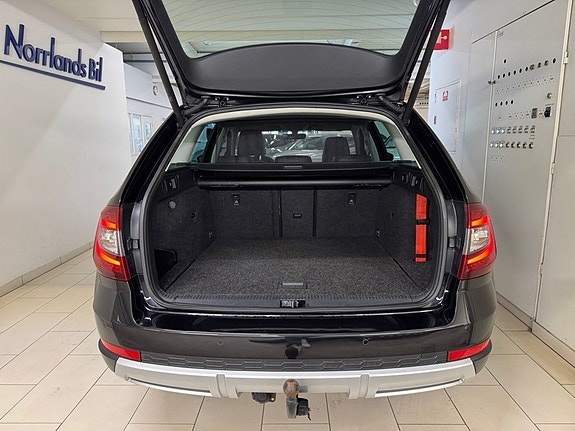 Skoda Octavia Scout 3 of 5