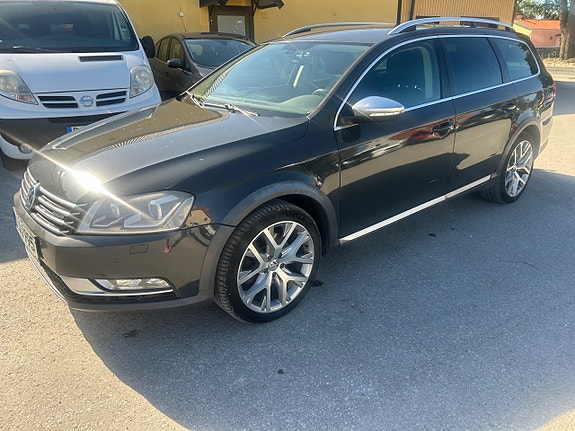 Volkswagen Passat Alltrack 2 of 5