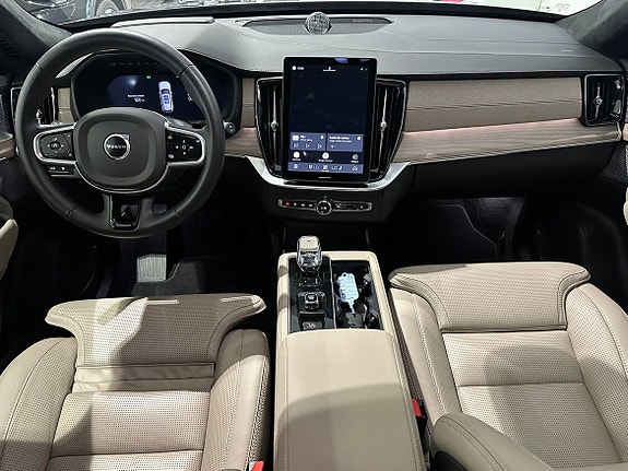 Volvo XC90 13 of 24