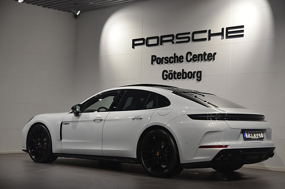 Porsche Panamera 4 5 of 5