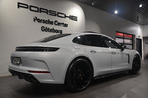 Porsche Panamera 4 4 of 5