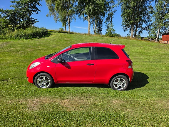Toyota Yaris 2 of 6