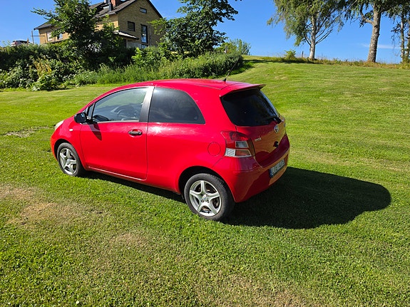 Toyota Yaris 3 of 6