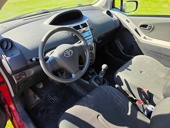 Toyota Yaris 5 of 6