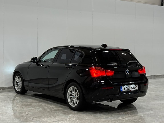 BMW 118i 3 of 5