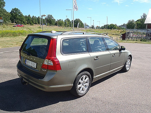 Volvo V70 3 of 5