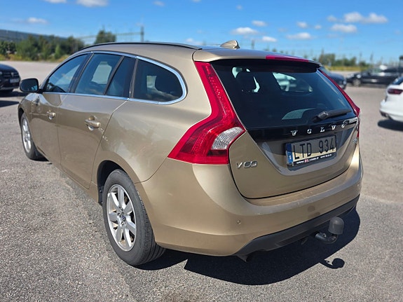 Volvo V60 2 of 5