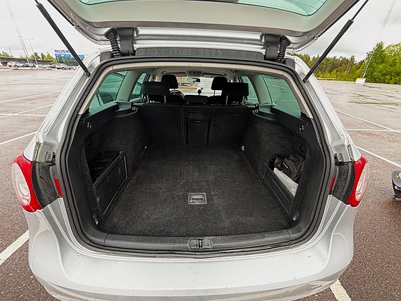 Volkswagen Passat 9 of 14