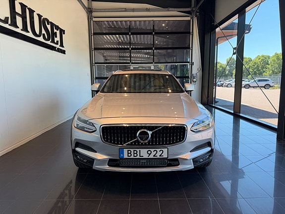Volvo V90 Cross Country 2 of 5