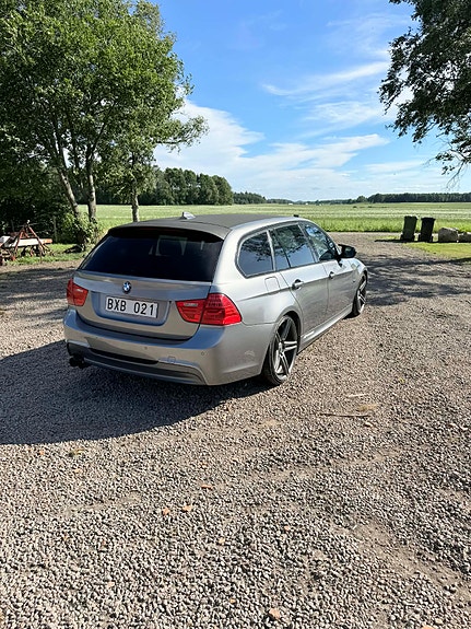 BMW 325d 2 of 5