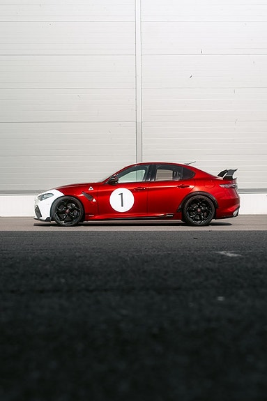Alfa Romeo Giulia 3 of 5