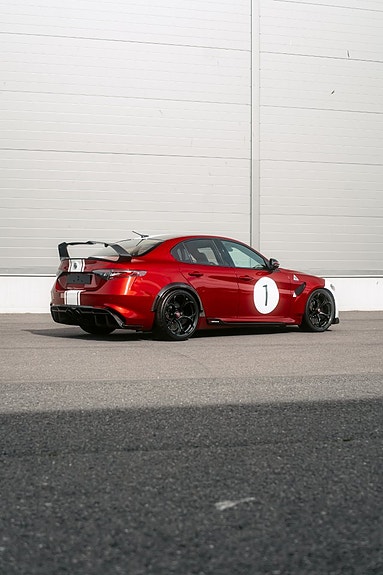 Alfa Romeo Giulia 2 of 5