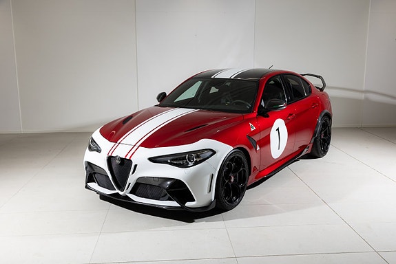 Alfa Romeo Giulia 2 of 5