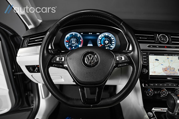 Volkswagen Passat 16 of 30