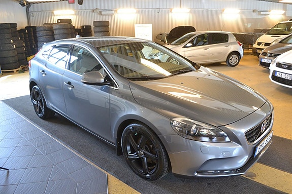 Volvo V40 2 of 5
