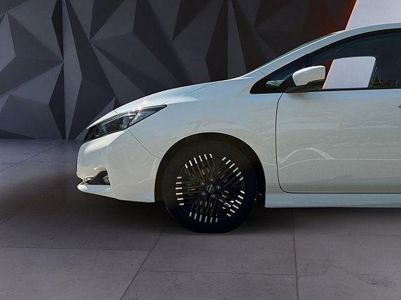 Nissan Leaf 8 of 18