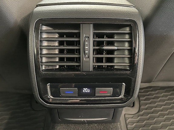 Volkswagen Passat 13 of 23