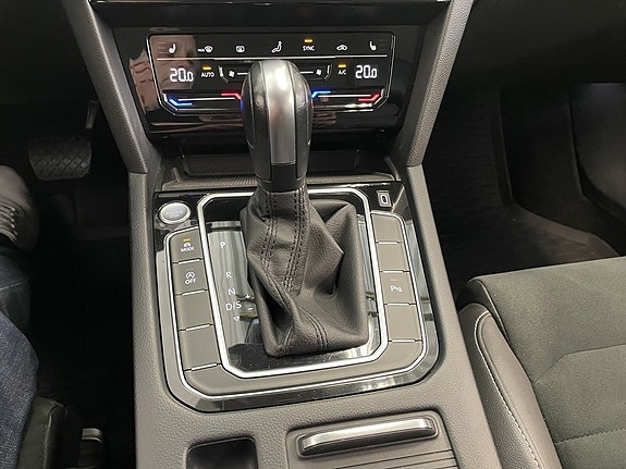 Volkswagen Passat 18 of 23
