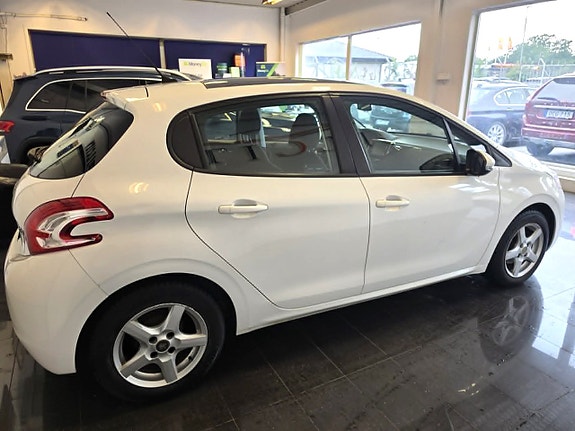 Peugeot 208 3 of 5