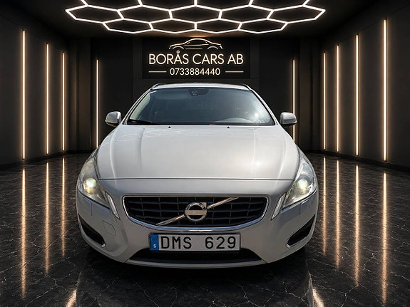 Volvo V60 2 of 12