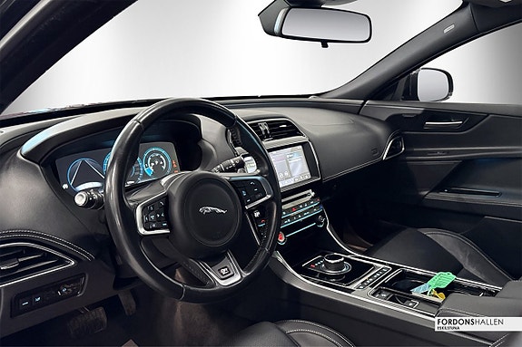 Jaguar XE 15 of 29