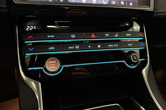 Jaguar XE 25 of 29