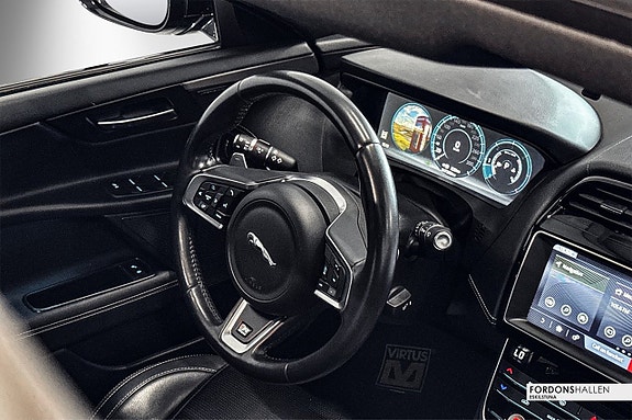Jaguar XE 11 of 29