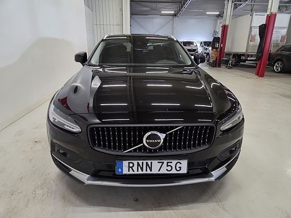 Volvo V90 Cross Country 2 of 5