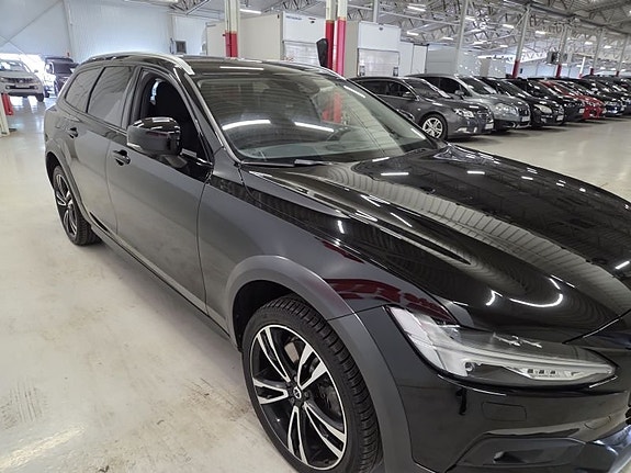 Volvo V90 Cross Country 3 of 5