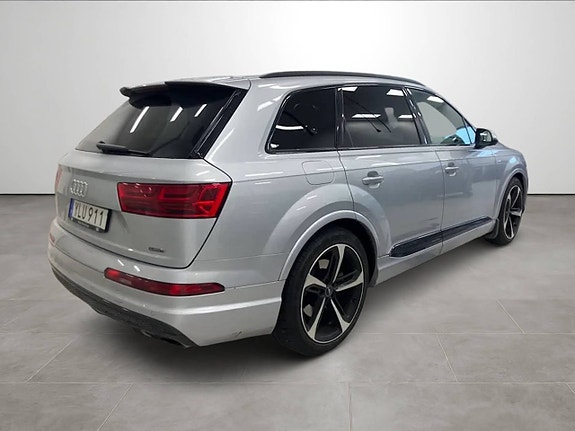 Audi Q7 4 of 5