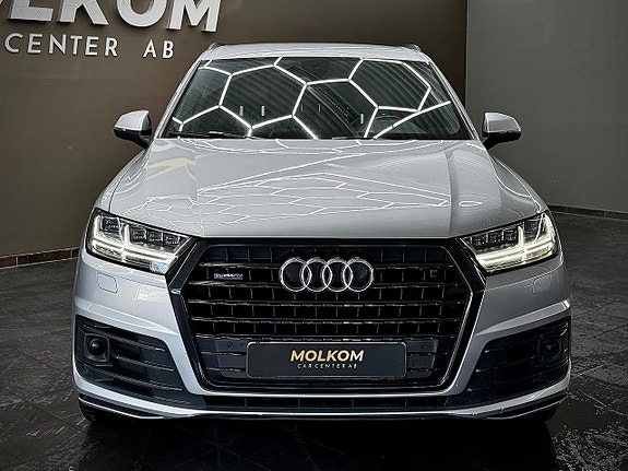 Audi Q7 2 of 5