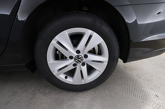 Volkswagen Golf VIII 10 of 23
