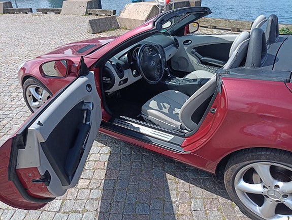 Mercedes-Benz SLK350 3 of 4