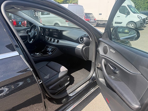 Mercedes-Benz E220 4 of 5