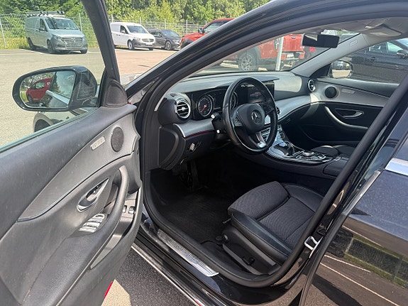 Mercedes-Benz E220 5 of 5