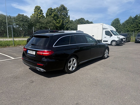 Mercedes-Benz E220 3 of 5