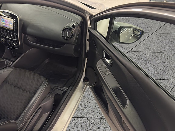 Renault Clio 19 of 30