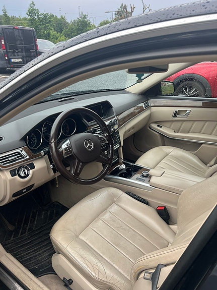 Mercedes-Benz E220 2 of 5