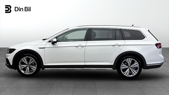 Volkswagen Passat Alltrack 2 of 5
