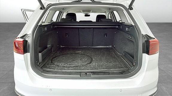 Volkswagen Passat Alltrack 12 of 14