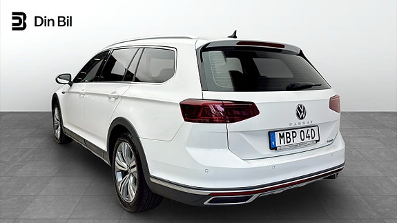 Volkswagen Passat Alltrack 3 of 5