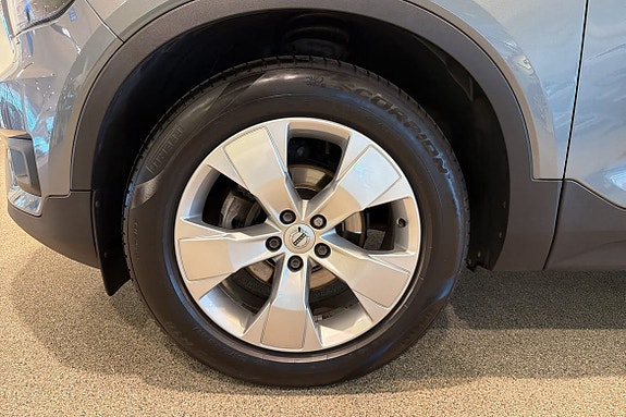 Volvo XC40 11 of 16