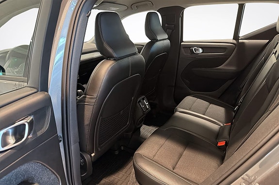 Volvo XC40 7 of 16