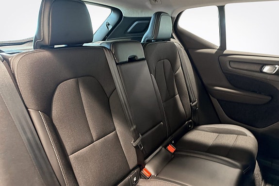 Volvo XC40 10 of 16
