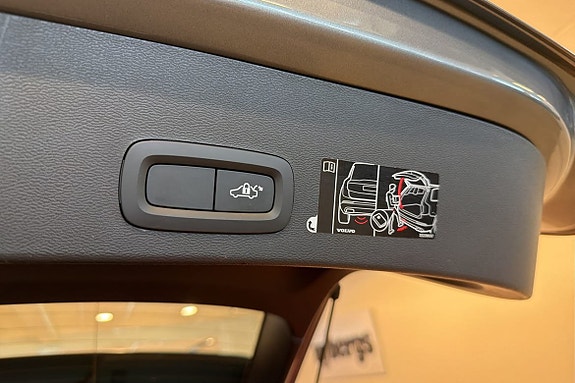 Volvo XC40 13 of 16