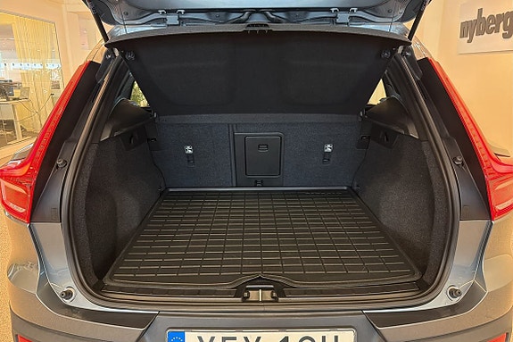 Volvo XC40 12 of 16