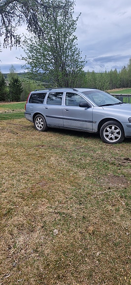 Volvo V70 3 of 5