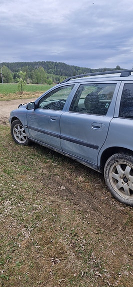 Volvo V70 2 of 5