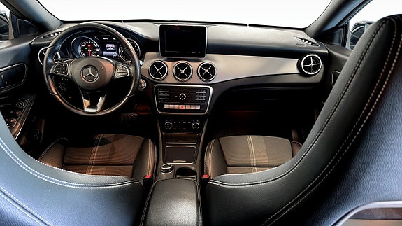 Mercedes-Benz CLA220 d 4 of 5