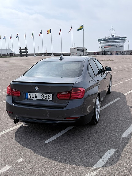 BMW 320d 4 of 5
